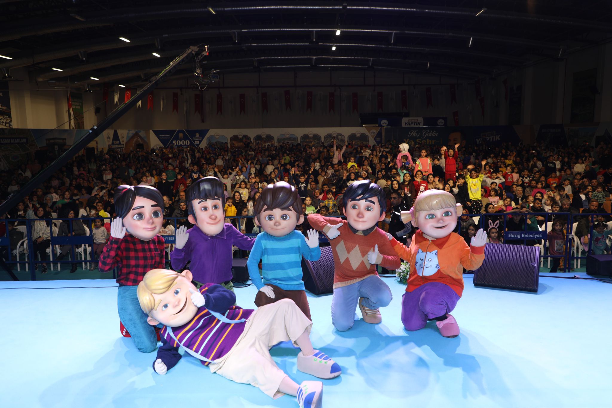 Türkiye’nin En Çok İlgi Gören Animasyon Çizgi filmi Rafadan Tayfa Tiyatro Ekibi, Elazığ’da Miniklerle Buluştu