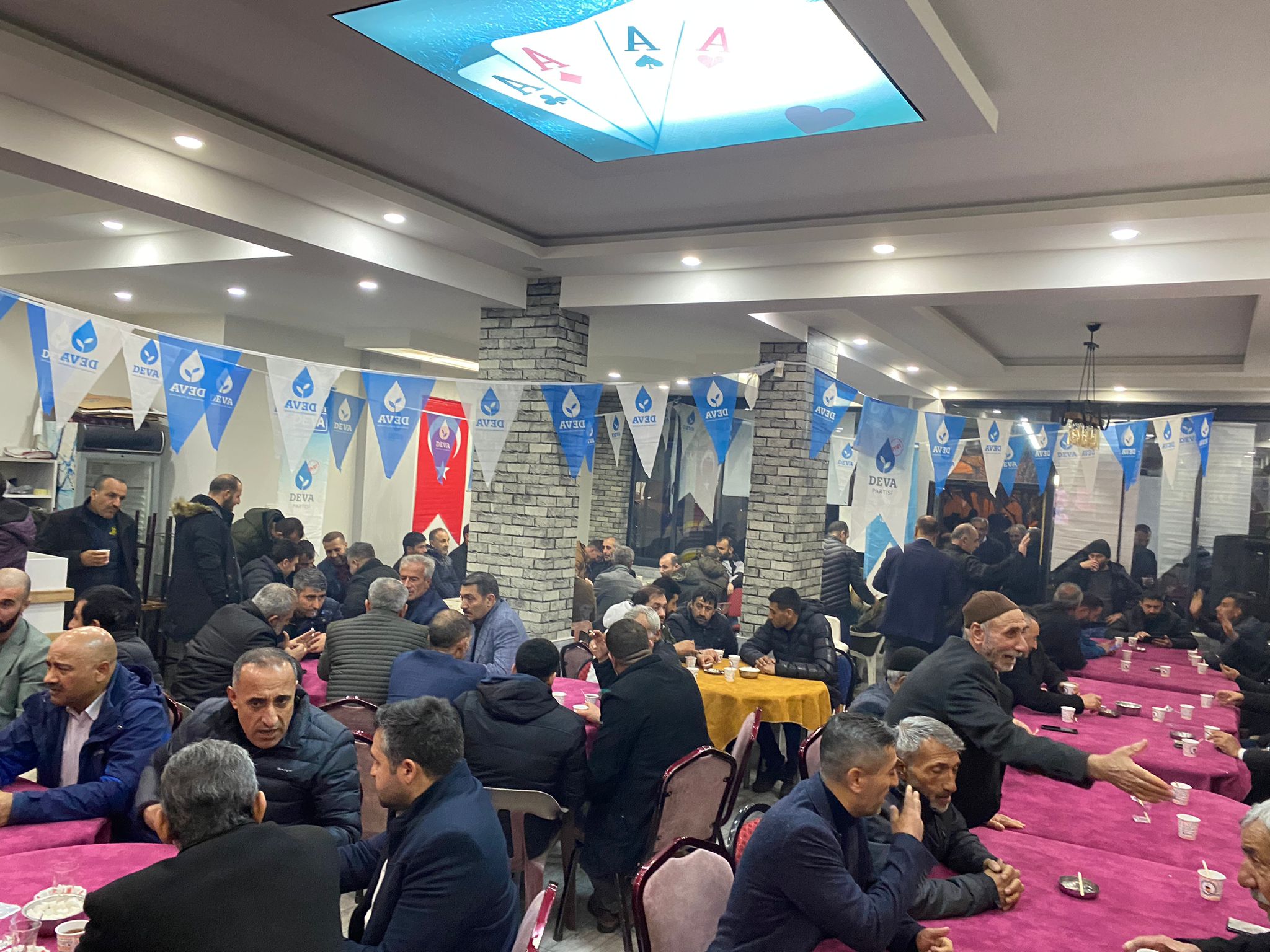 DEVA Partisi Yurtbaşı Belediye Başkan Adayı Seyhan Emektar bir iftar programı düzenledi.