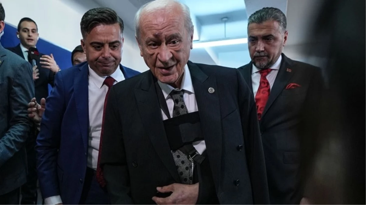 Devlet Bahçeli, yüzündeki morluklar ve kolundaki sargı dikkat çekti.