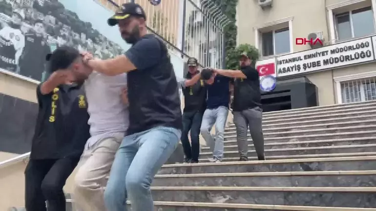 İstanbul’da 2 Şüpheli Bindikleri Taksiyi Gasp Etti..Darp Ettikleri Şoförün Aracını Çalıp Kaza Yaptılar