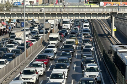 İstanbul Trafiği Yoğunluk: 45 Gün Metrobüs Çalışması!