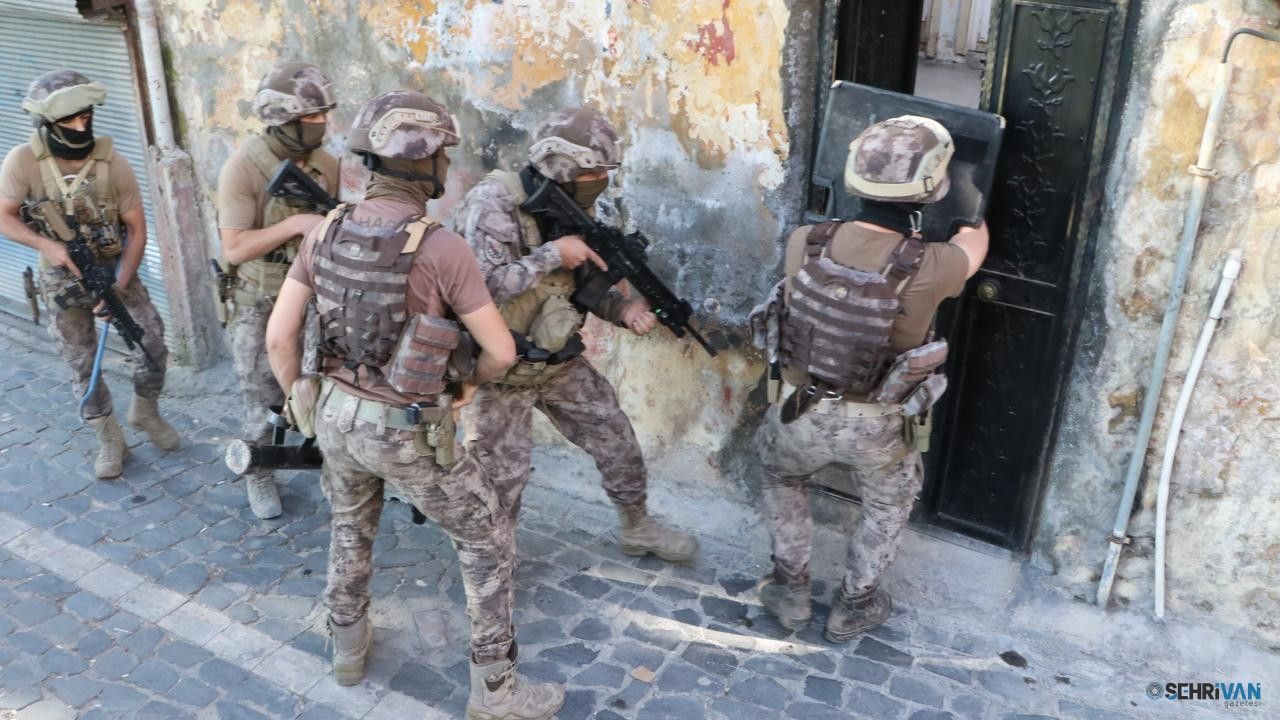 8 İlde Kuyu-21 Operasyonu: Kırmızı Bültenle Aranan 25 Kişi Yakalandı!