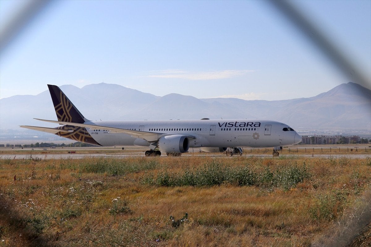 Bomba İhbarıyla Erzurum’a İnen Hindistan Uçağındaki Yolcuların Bekleyişi Sürüyor