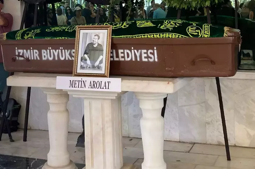 Metin Arolat’a Acı Veda! İzmir’de Cenaze Namazı Kılınıyor