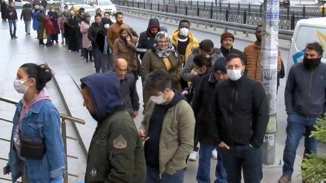 Hesabında 1 Lirası Bile Olan Çekiyor! Dev Banka İflas Ediyor