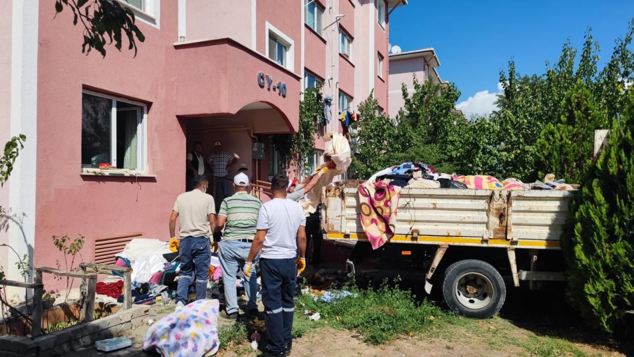 Evde 3 Kamyon Çöp Çıktı