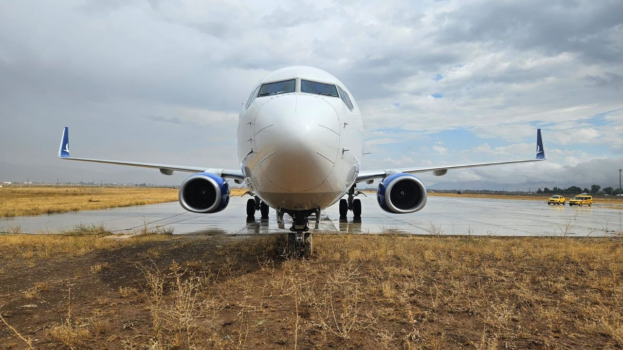 Bakan Uraloğlu’ndan Hakkari’de Pistten Çıkan Uçak İle İlgili Açıklama!