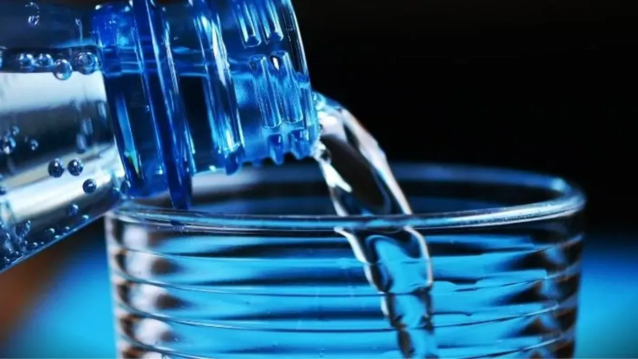 Gece Yatarken Yanına Su Alanlar İlk Kez Duyacak! Uzmanlar Tehlikeyi Açıkladı