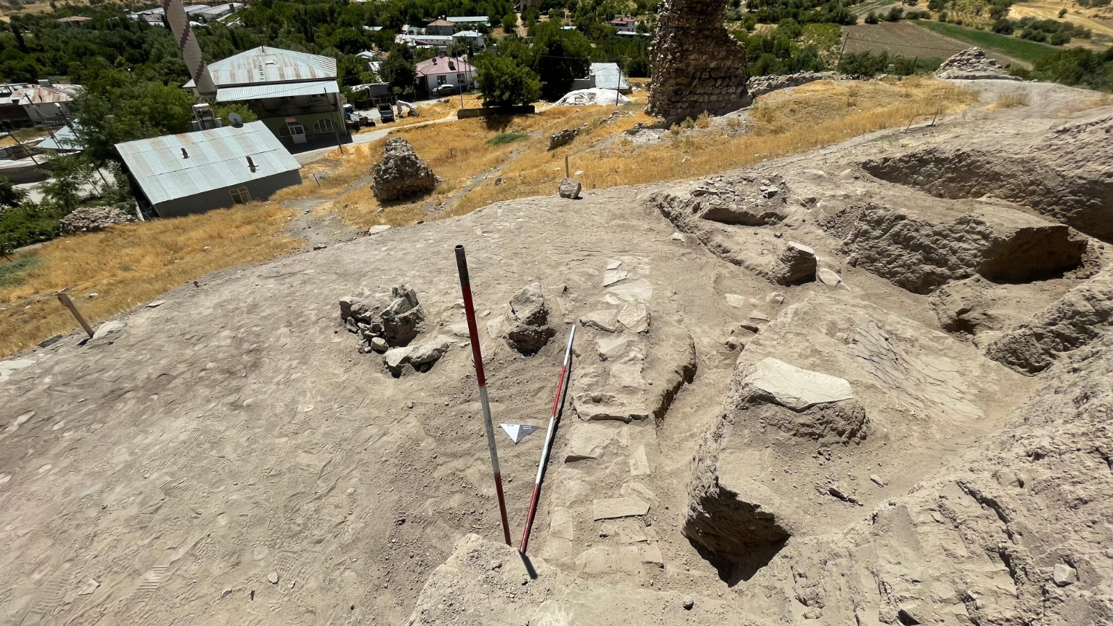 TADIM KALESİ VE HÖYÜĞÜ’NDE TARİHE IŞIK TUTAN YENİ BULGULAR ⛏️