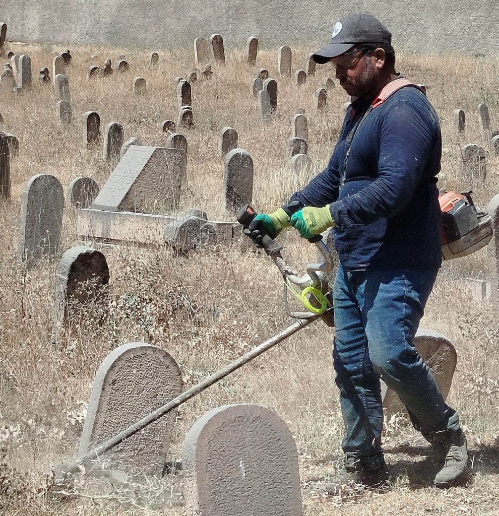 Elazığ Aksaray Mahallesi Mezarlıkları Temizleniyor