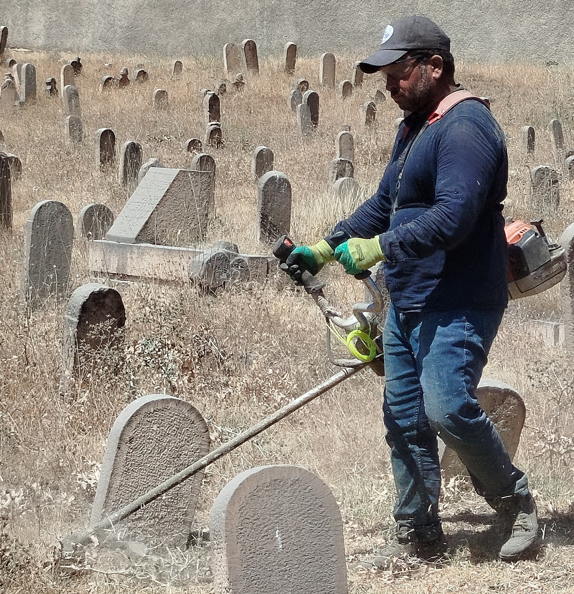 Elazığ Aksaray Mahallesi Mezarlıkları Temizleniyor
