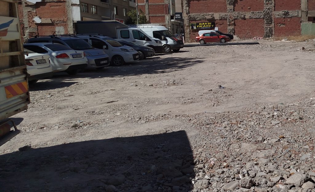Elazığ’da Otopark Terörü: Değnekçiler Vatandaşı Tehdit Ediyor!