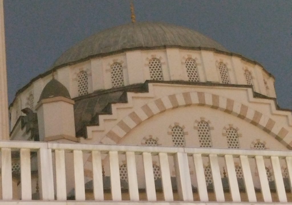 Türkiye’nin İlk Asansörlü Minareli Cami: İzzetpaşa’nın Dış Görünümü Tepki Çekiyor!