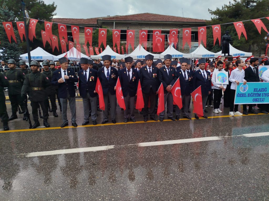 Elazığ Cumhuriyet Coşkusuyla Kırmızı-Beyaza Büründü!