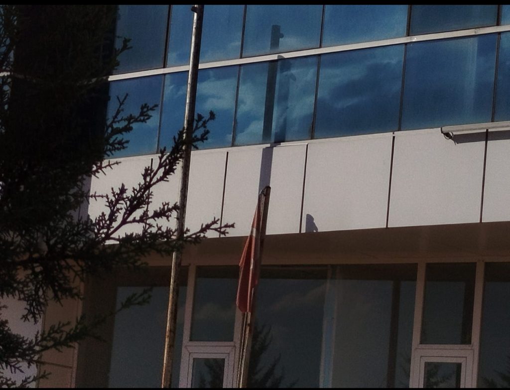 Cumhuriyet Bayramı Arifesinde Yürek Sızlatan Görüntü: Elazığ’da Solan Bayrak, Sessiz Kalan Milli Eğitim