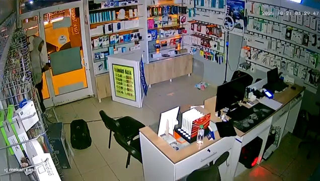 ELAZIĞ’DA CEP TELEFONU VE TABLET HIRSIZLIĞI KAMERADA 