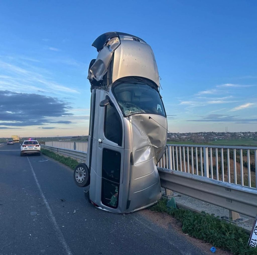 Tekirdağ’da Akılalmaz Kaza: Kontrolden Çıkan Araç Bariyerlere Çarpıp Dik Durdu