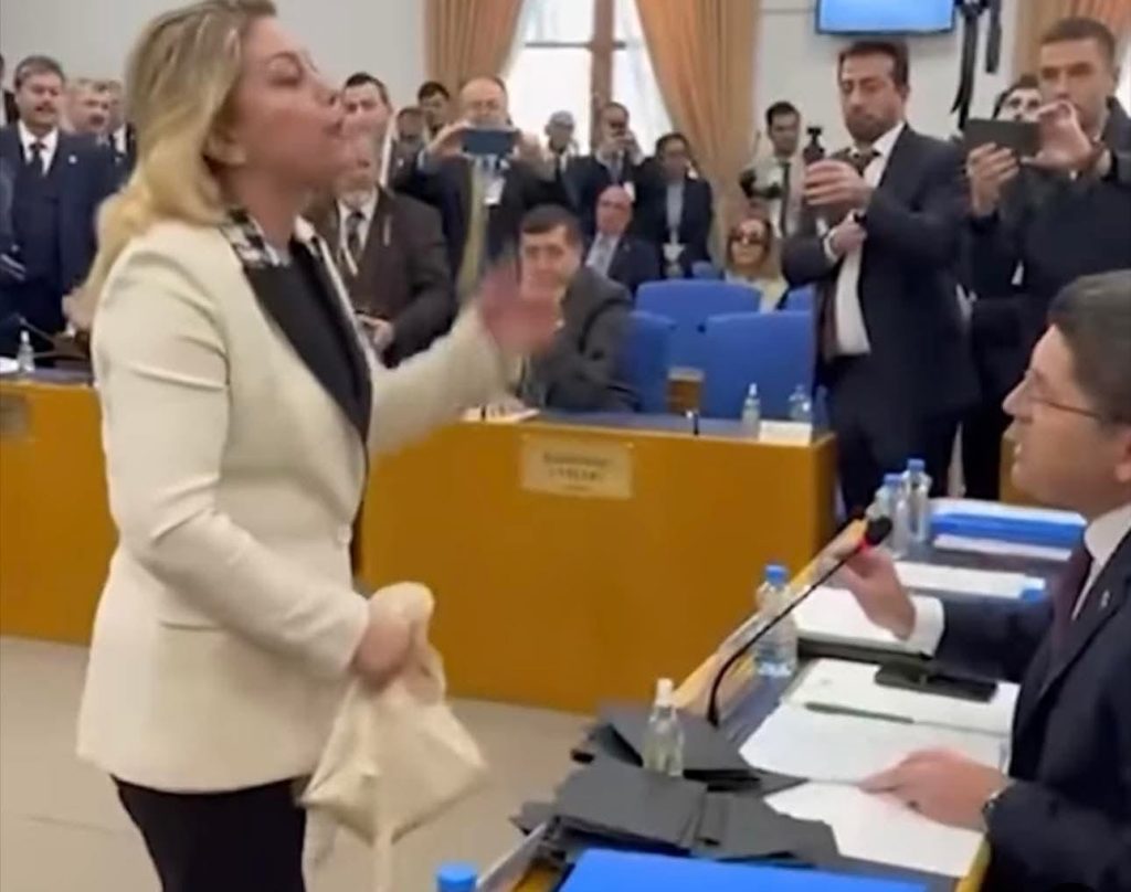 “Şov Yapmayın” Krizi: Asu Kaya ile Yılmaz Tunç Meclis’te Karşı Karşıya Geldi