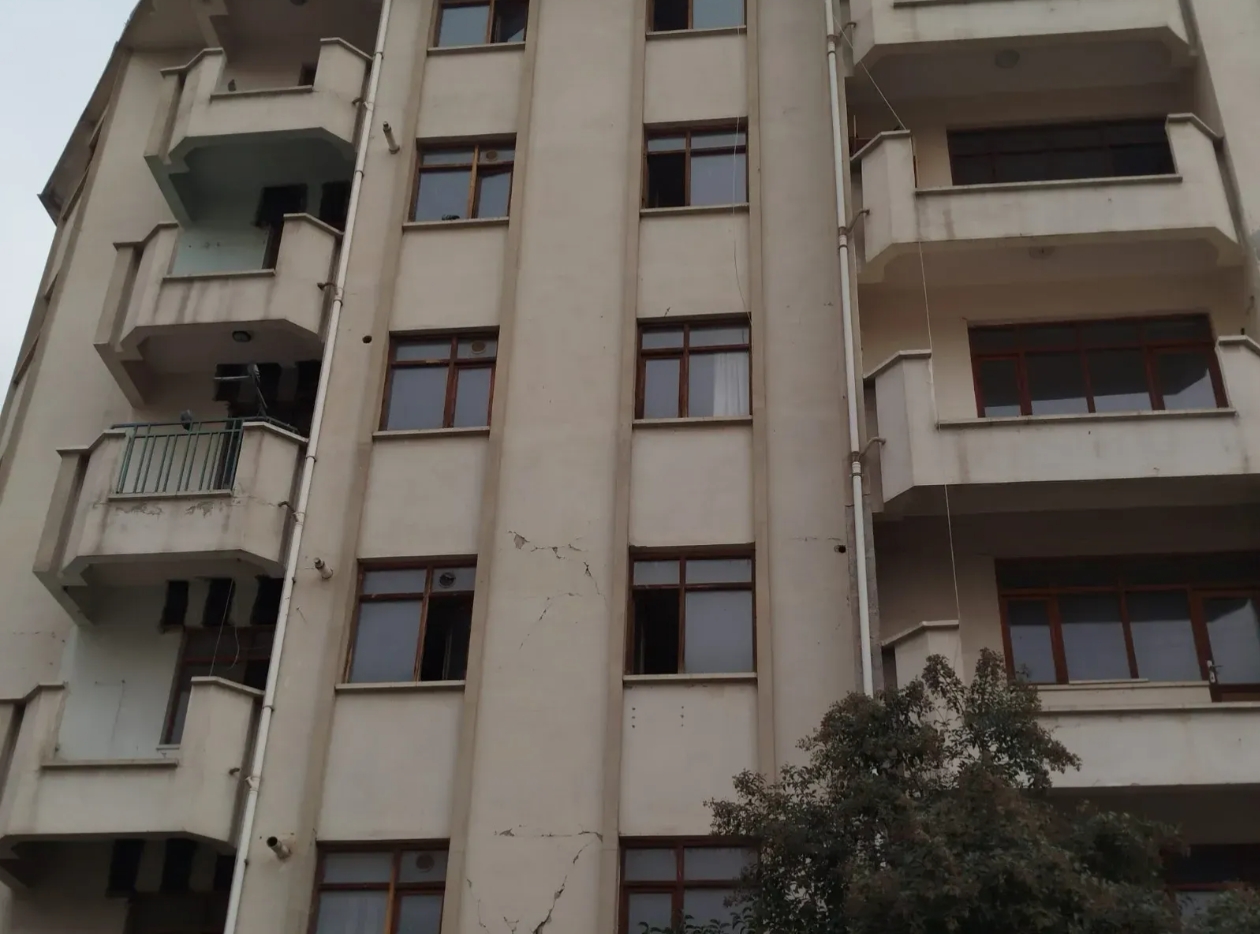Elazığ’ın Göbeğinde Ölüm Tehlikesi: Ağır Hasarlı Bina Göz Göre Göre Çürüyor!