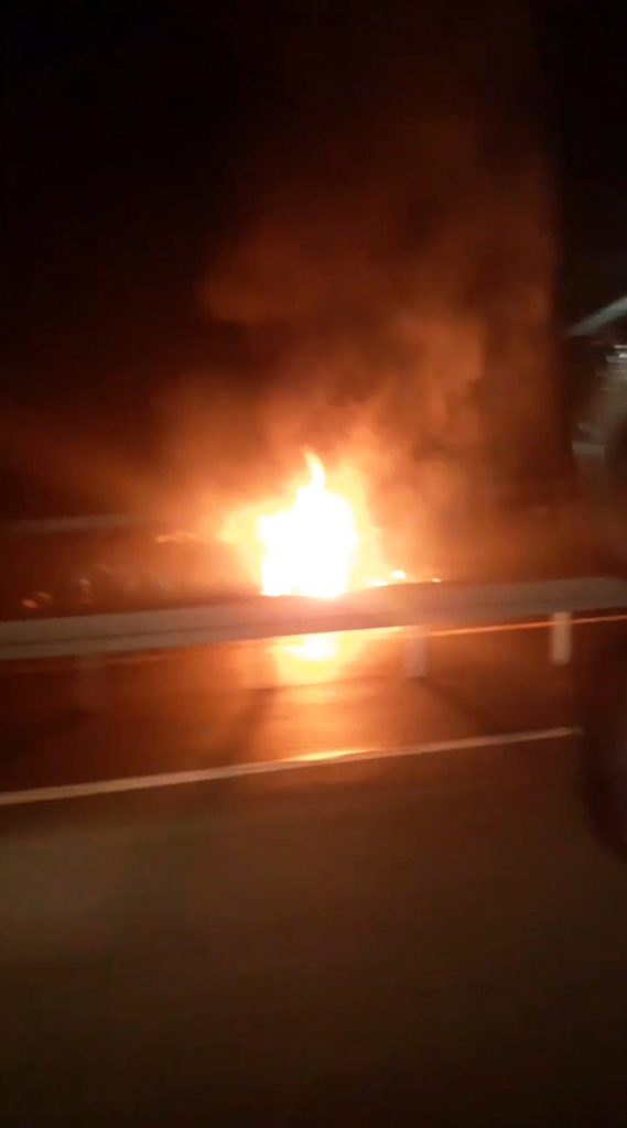 KOÇKALE’DE KORKUNÇ GECE! TAKSİ TRAKTÖRE ÇARPTI, ALEV TOPUNA DÖNDÜ!