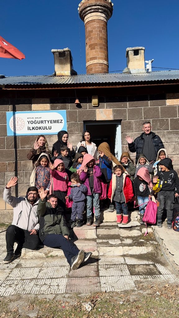 VEFARENGİ’nin Kalplere Dokunan Yolculuğu Ahlat’ta 350 Çocuğu Isıttı