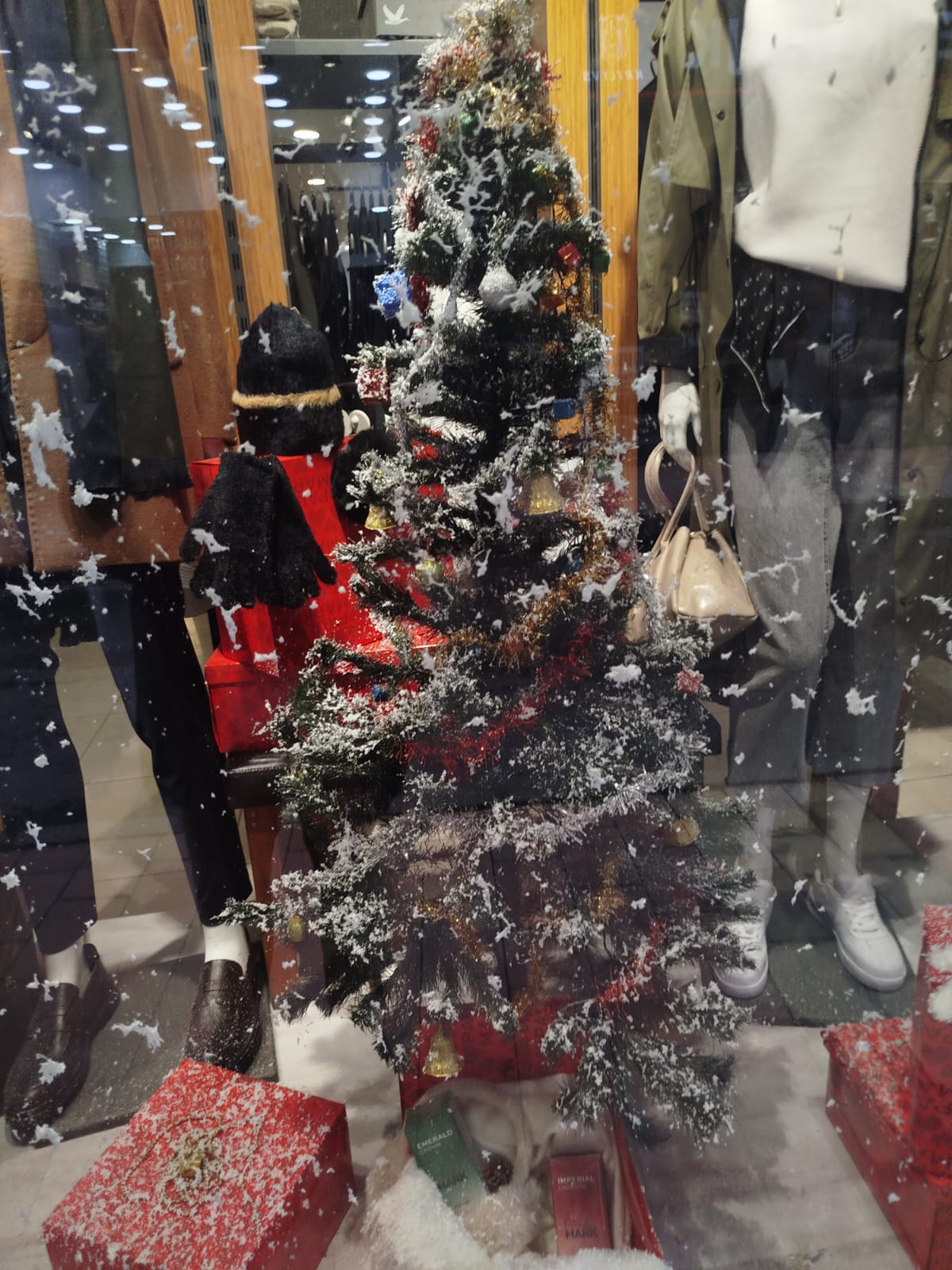 Mağazalarda Yılbaşı Havası: İndirimler ve Süslemeler Başladı