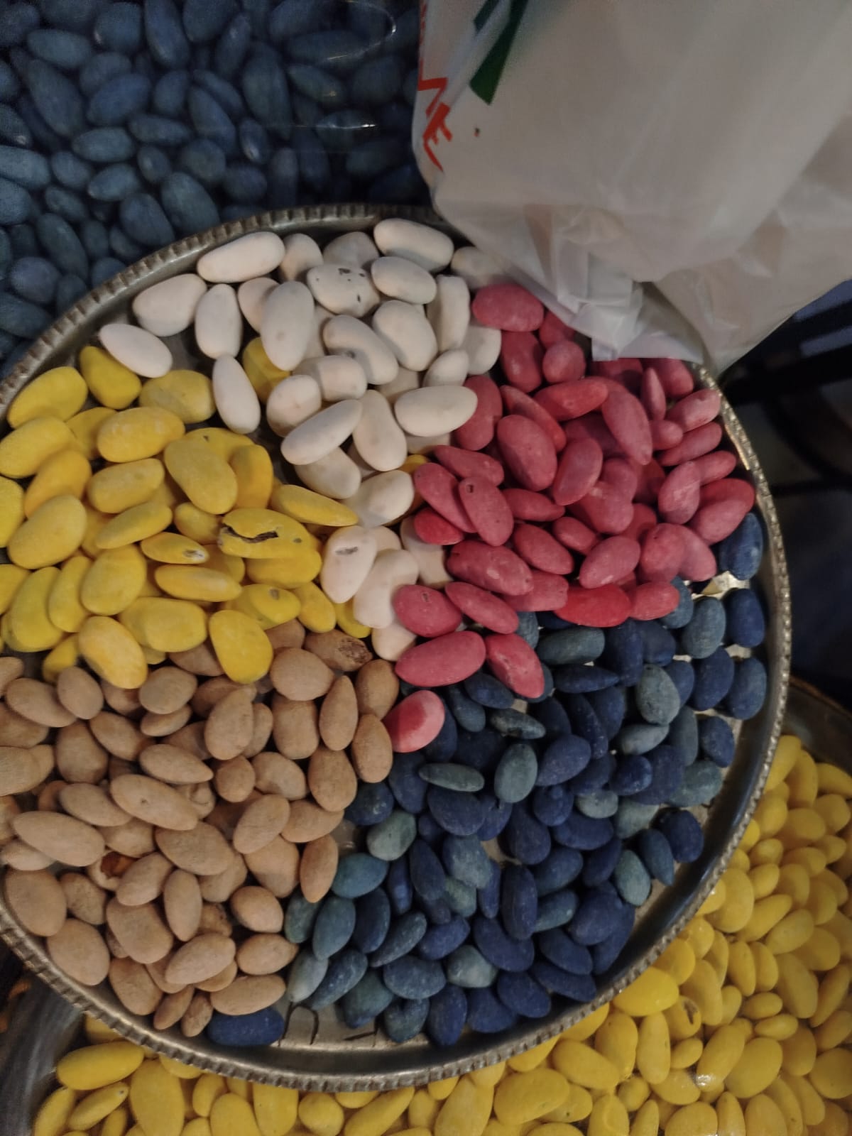 KAPALIÇARŞI’DA KIŞIN TATLI ŞİFASI: BADEM ŞEKERİNE YOĞUN İLGİ