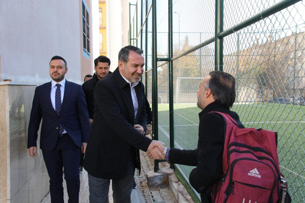 BAŞKAN ŞERİFOĞULLARI SAHADA: MİNİKLERLE TOP, VATANDAŞLA SOHBET