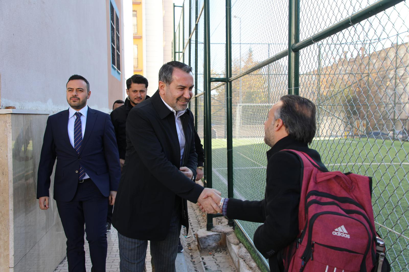 BAŞKAN ŞERİFOĞULLARI SAHADA: MİNİKLERLE TOP, VATANDAŞLA SOHBET