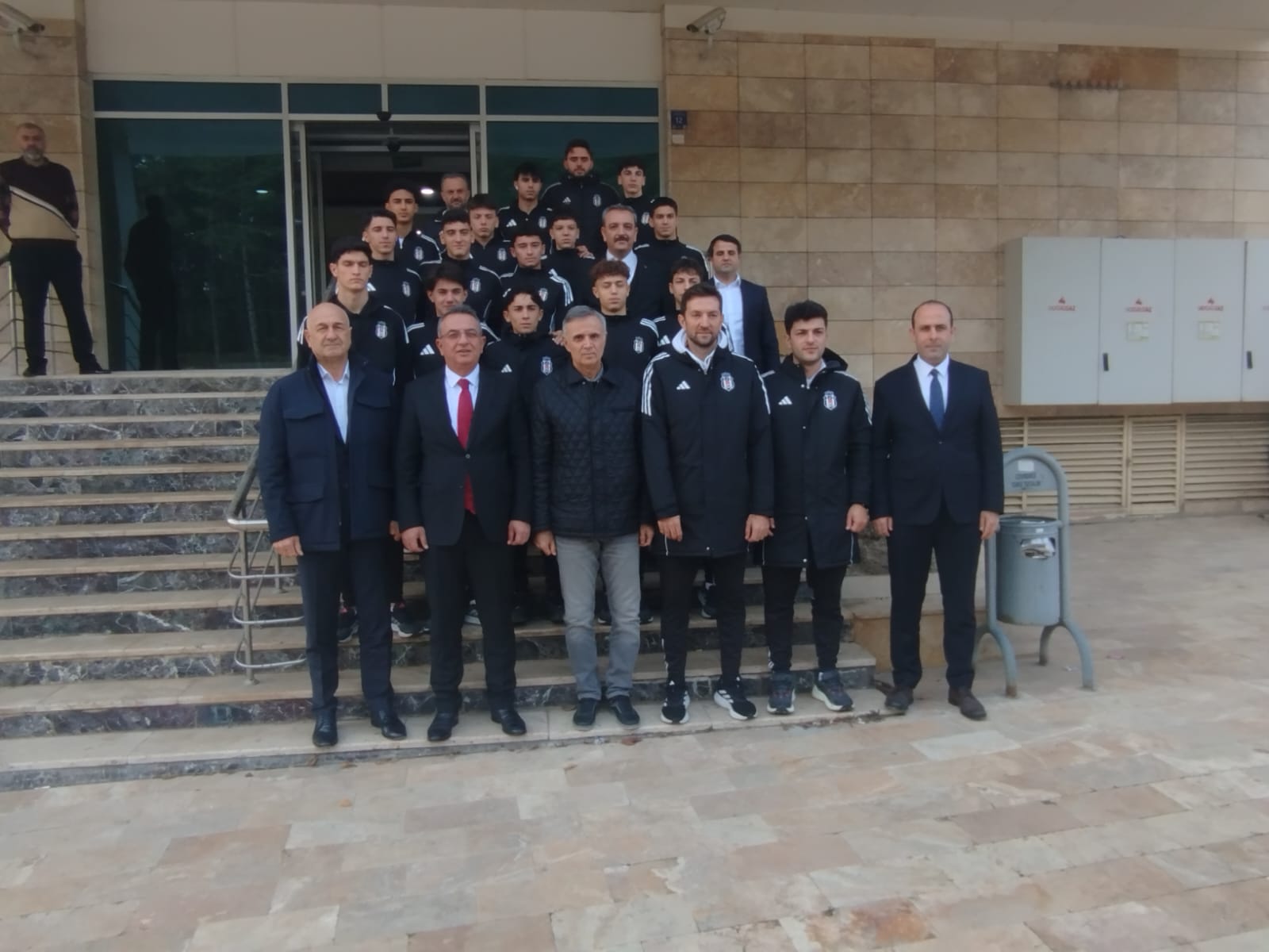 Beşiktaş Elazığ’da İyiliğe Kanat Açtı: Altyapıdan Dostluk Maçı, Geleceğe Umut