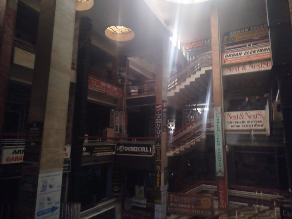 Gazi Caddesi Karanlıkta Kaldı: Saatlerdir Süren Elektrik Kesintisi Esnafı İsyan Ettirdi