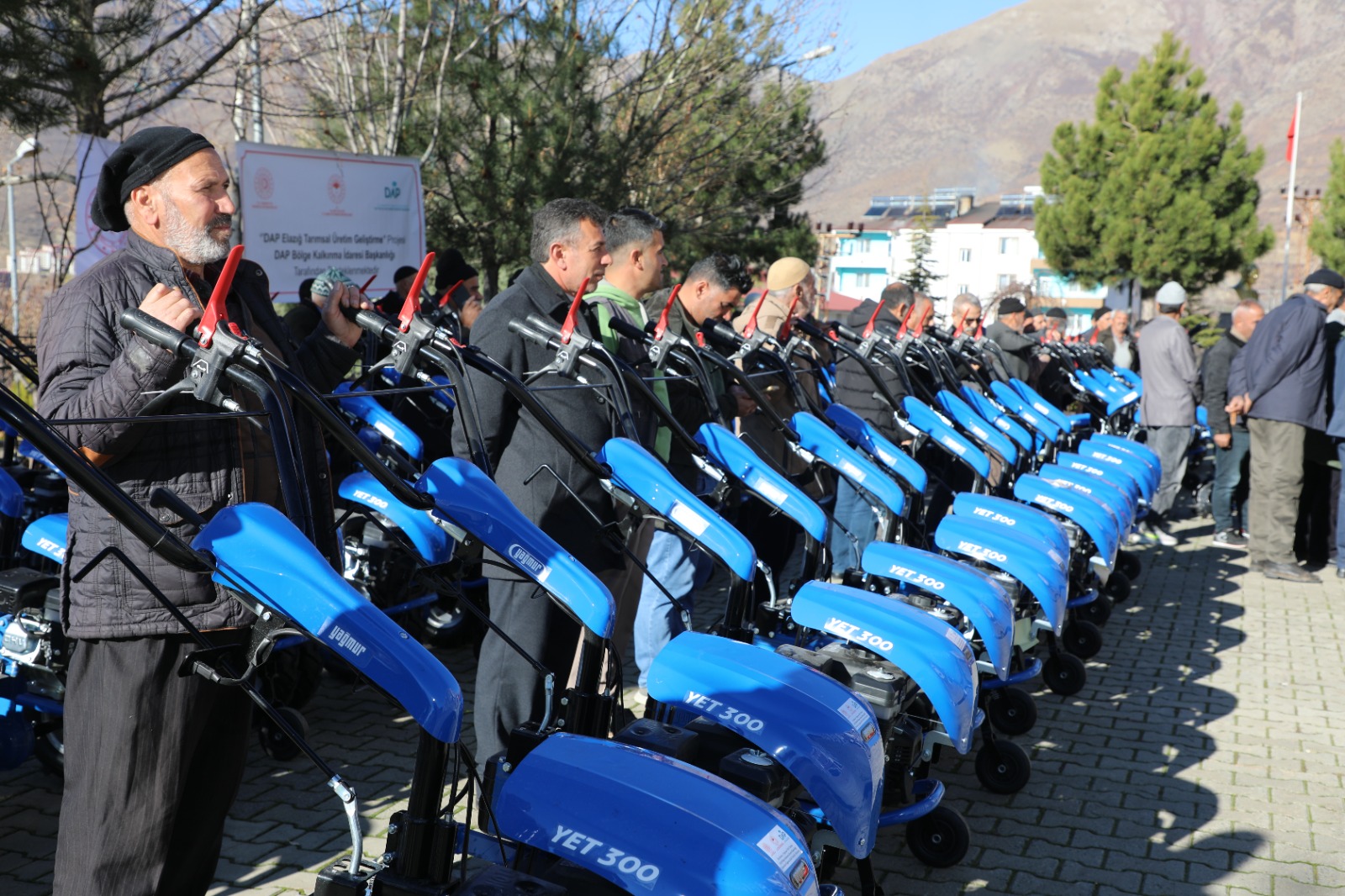 DAP DESTEKLİ PROJEYLE ARICAK’TA TARIMA CAN SUYU: 65 ÜRETİCİYE ÇAPA MAKİNESİ DAĞITILDI