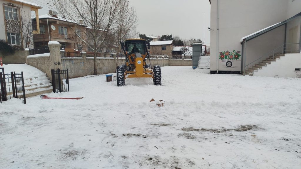 Aksaray Mahallesi’nde Kar Engeli Aşıldı: 7 Okulun Yolları Açıldı