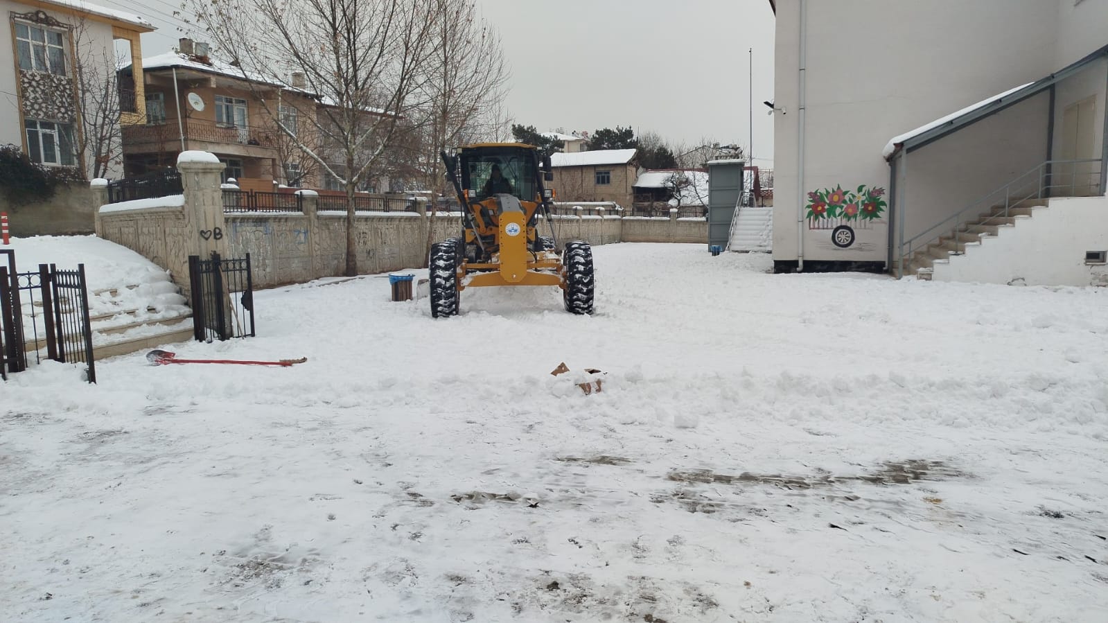 Aksaray Mahallesi’nde Kar Engeli Aşıldı: 7 Okulun Yolları Açıldı