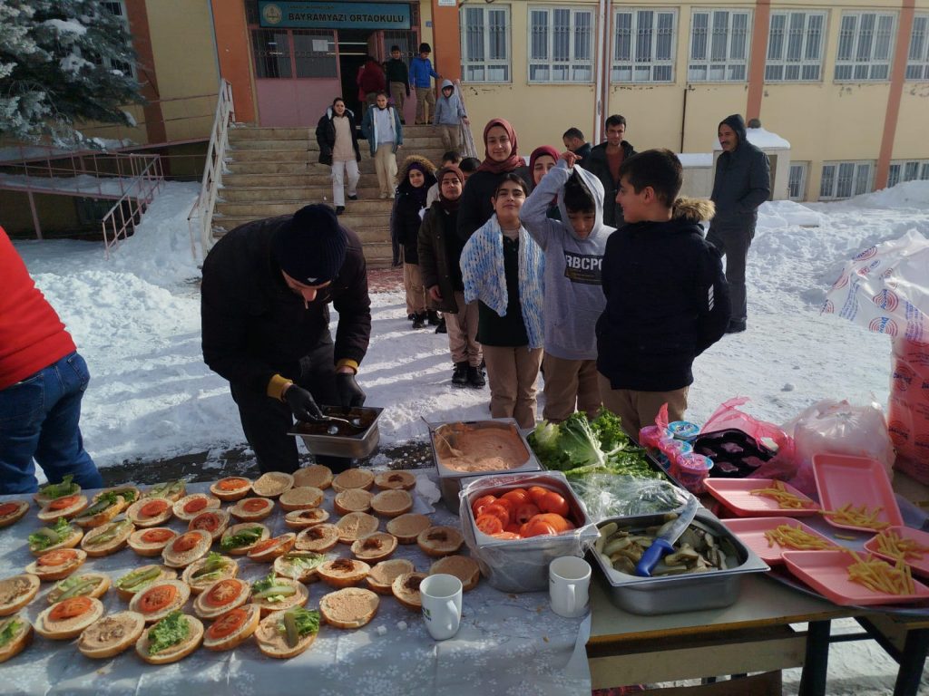 Bayramyazı İlkokulunda Anlamlı Etkinlik: Öğrenciler ve Misafirlere Hamburger İkramı