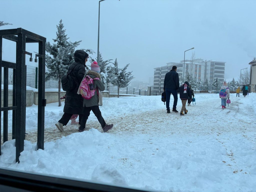 ELAZIĞ’DA KAR TATİLİ: EĞİTİME 1 GÜN ARA, KAMUDA İDARİ İZİN KARARI