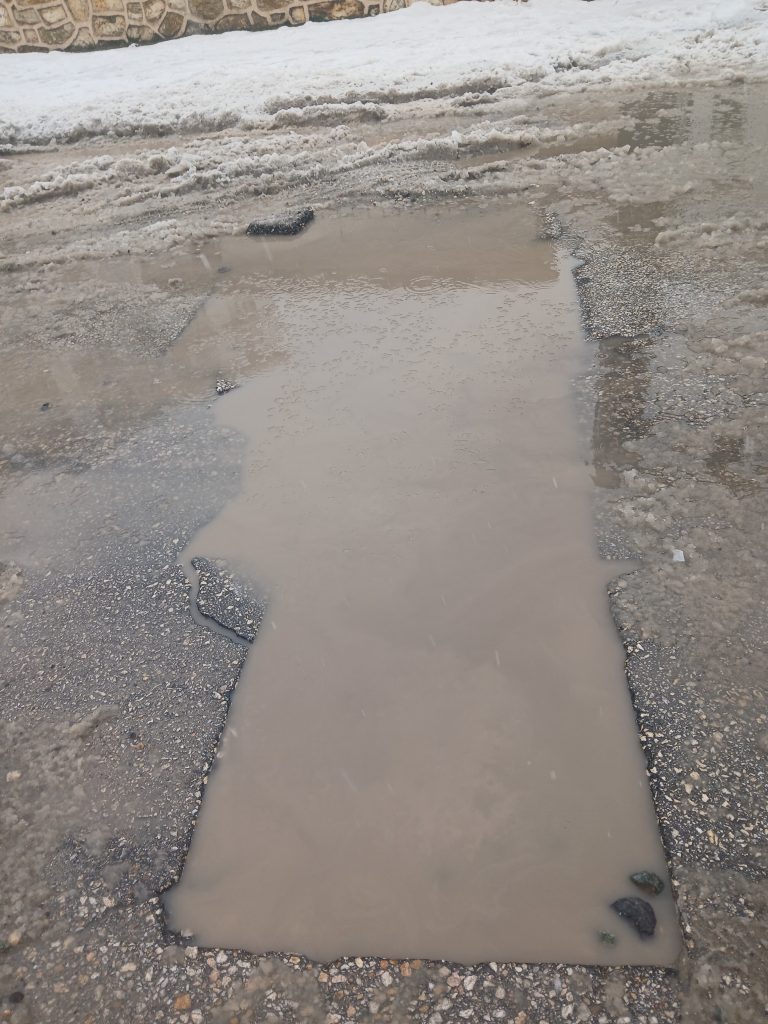 Elazığ’da Yoğun Yağış Sonrası Yollar Gölete Döndü: