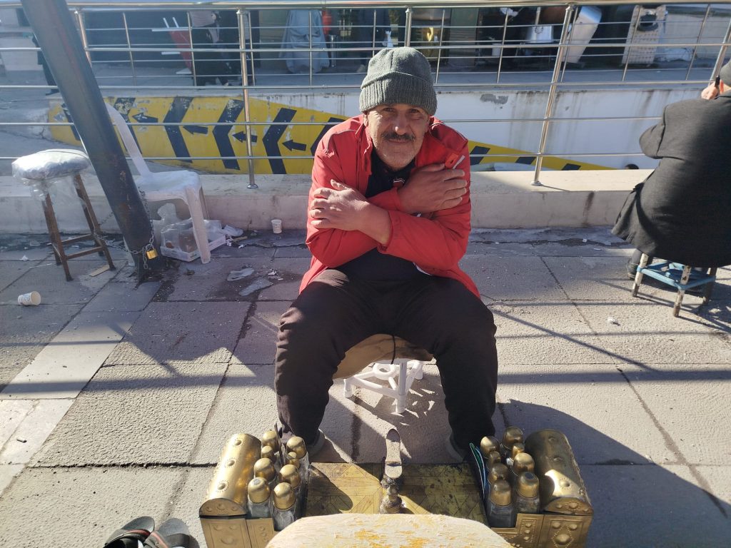 Eksi 19 Derecede Ekmek Mücadelesi: Ayakkabı Boyacılarından Kapalı Alan Çağrısı