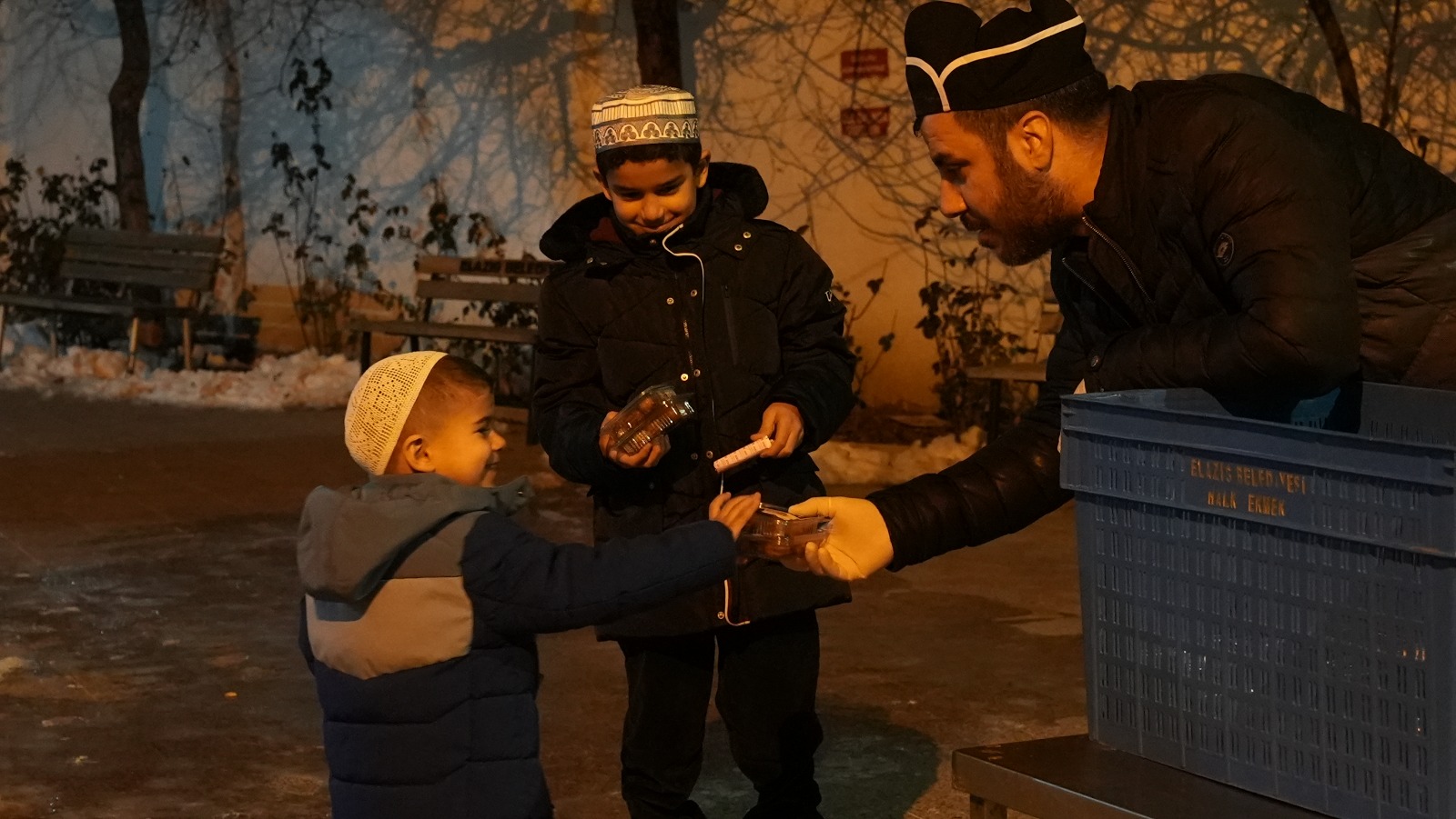 ELAZIĞ BELEDİYESİ’NDEN MİRAÇ KANDİLİ’NDE KANDİL SİMİDİ VE TATLI İKRAMI