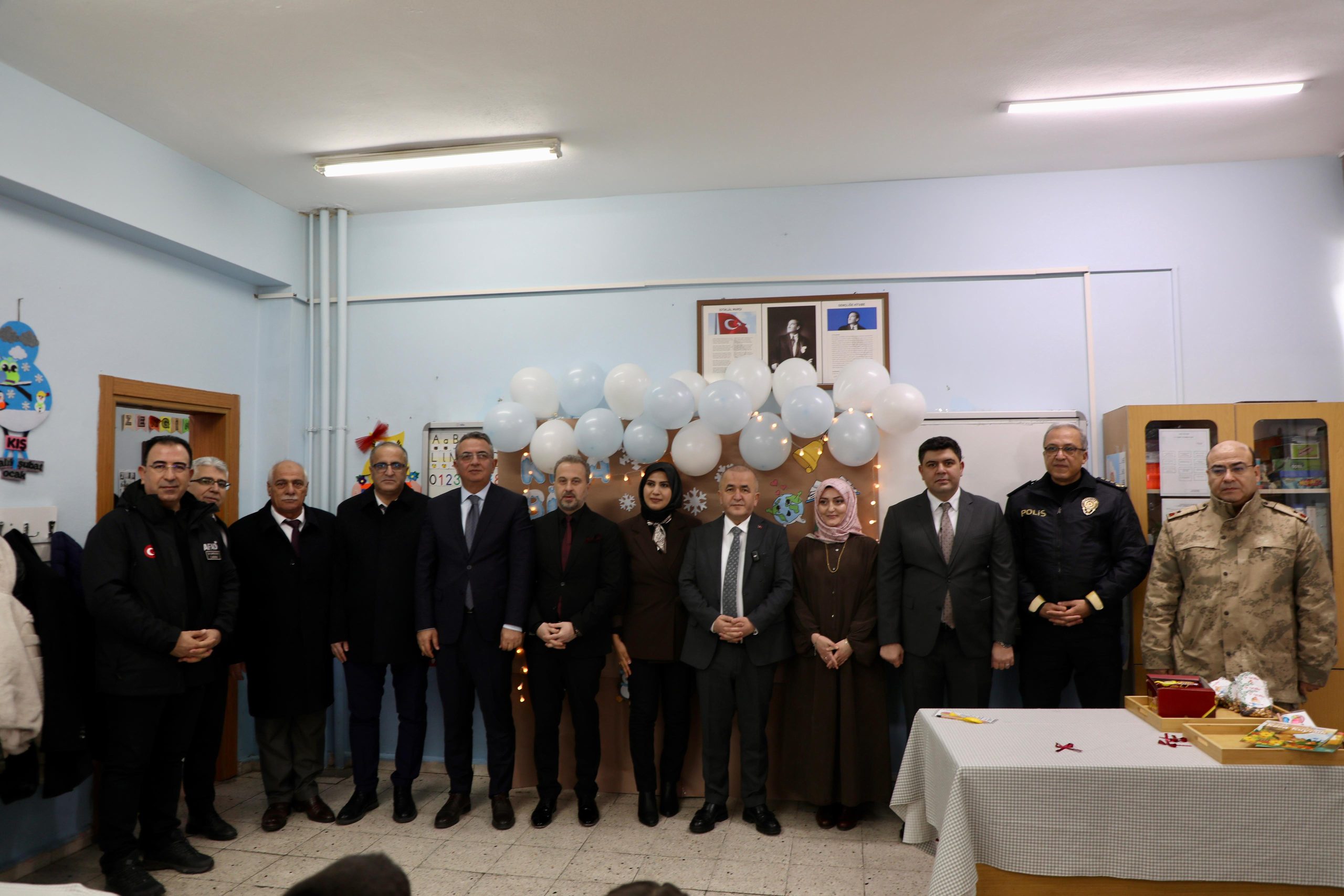 Vali Hatipoğlu Karakoçan’da Karne Sevincine Ortak Oldu