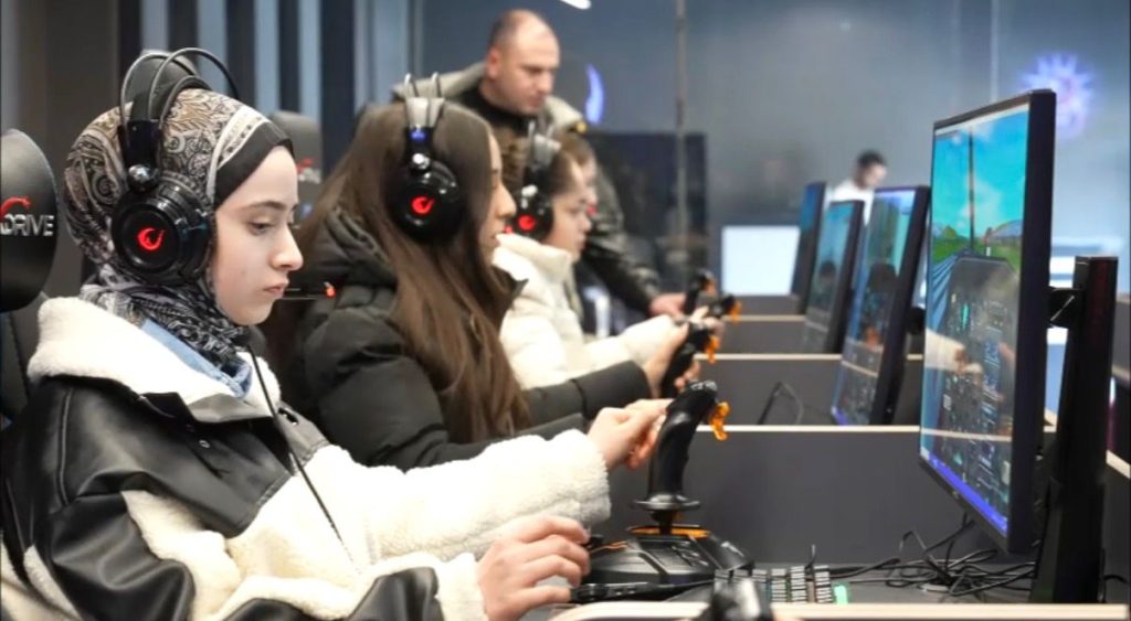 Elazığ Belediye Başkanı Şahin Şerifoğulları  gençleri teknoloji ve sporla buluşturdu