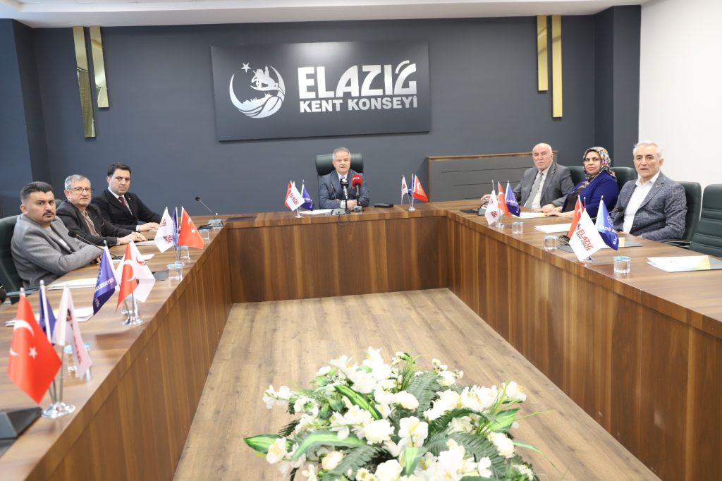 Elazığ Kent Konseyi’nden Bayrak Seferberliği