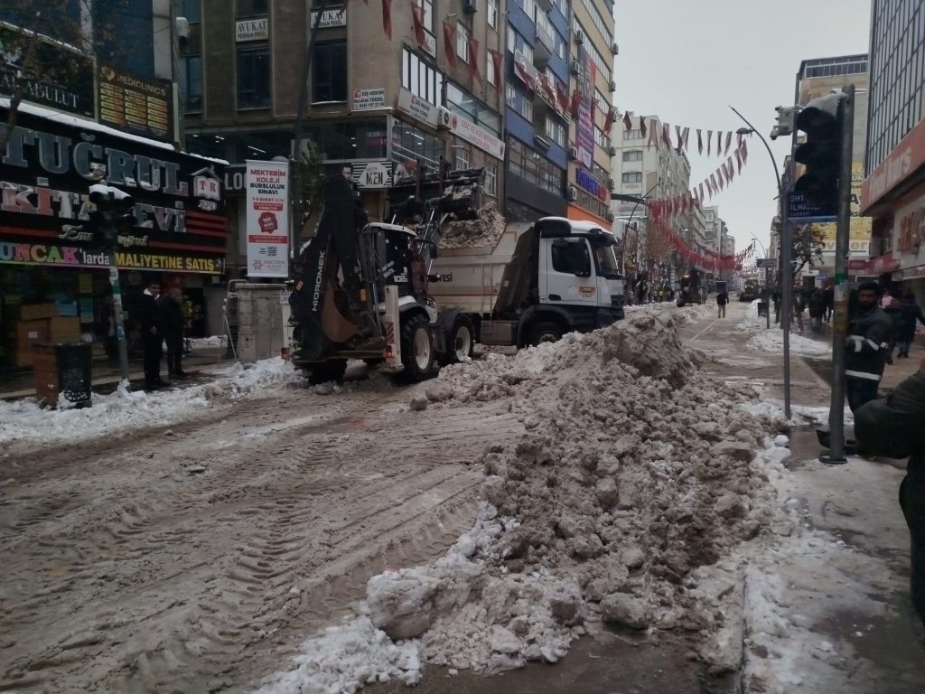 Belediyeden Gazi Caddesi’nde Karla Mücadele Mesaisi: Cadde Geçici Olarak Trafiğe Kapatılacak