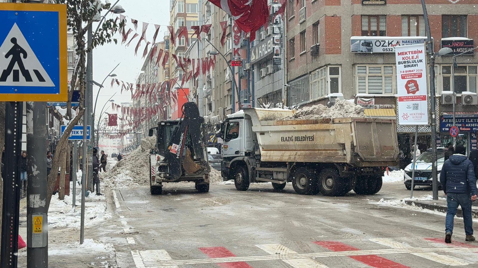 Elazığ Belediyesi Karla Mücadele Ekipleri Sahada.Ekipleri