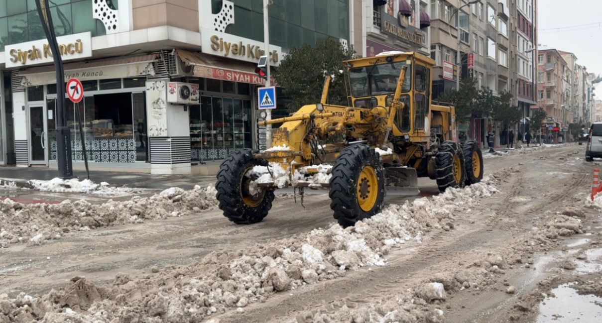 Elazığ Belediyesi’nden Yoğun Kar Mesaisi: Vali Fahri Bey Caddesi Trafiğe Açıldı