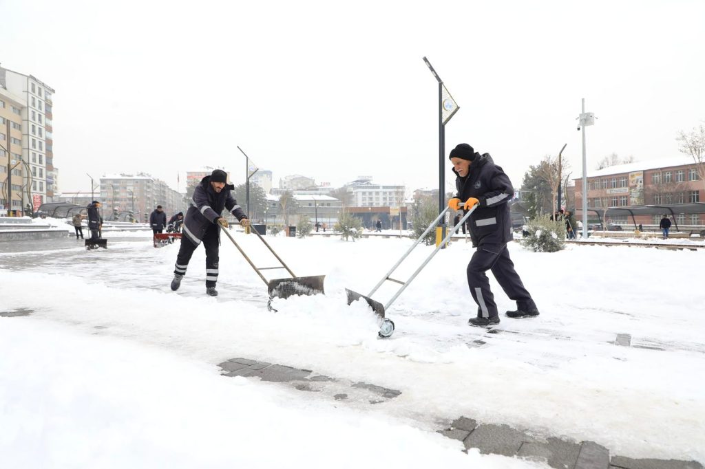 Elazığ Belediyesi  Cadde Ve Sokakları Kardan Temizliyor