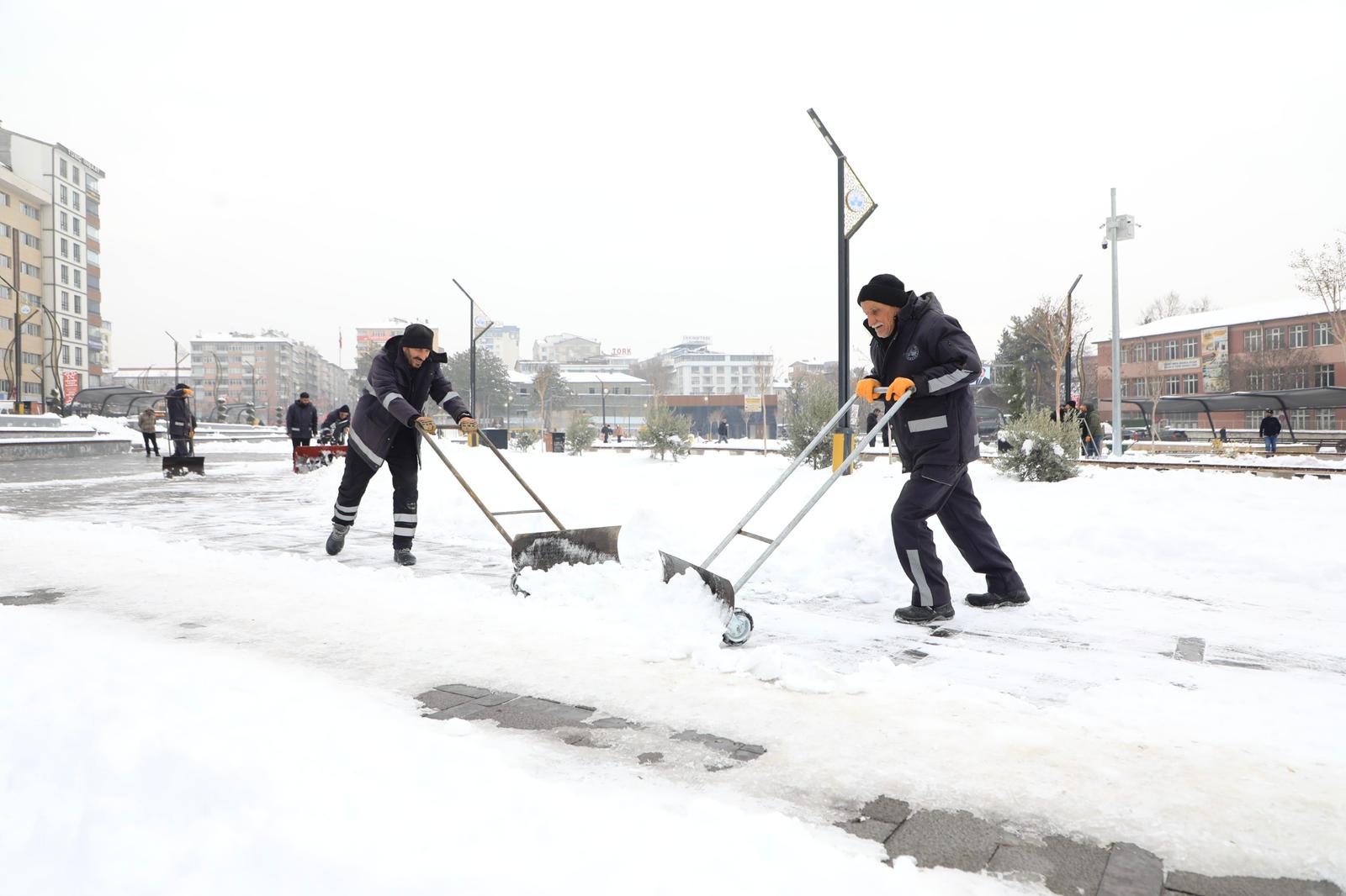 Elazığ Belediyesi  Cadde Ve Sokakları Kardan Temizliyor