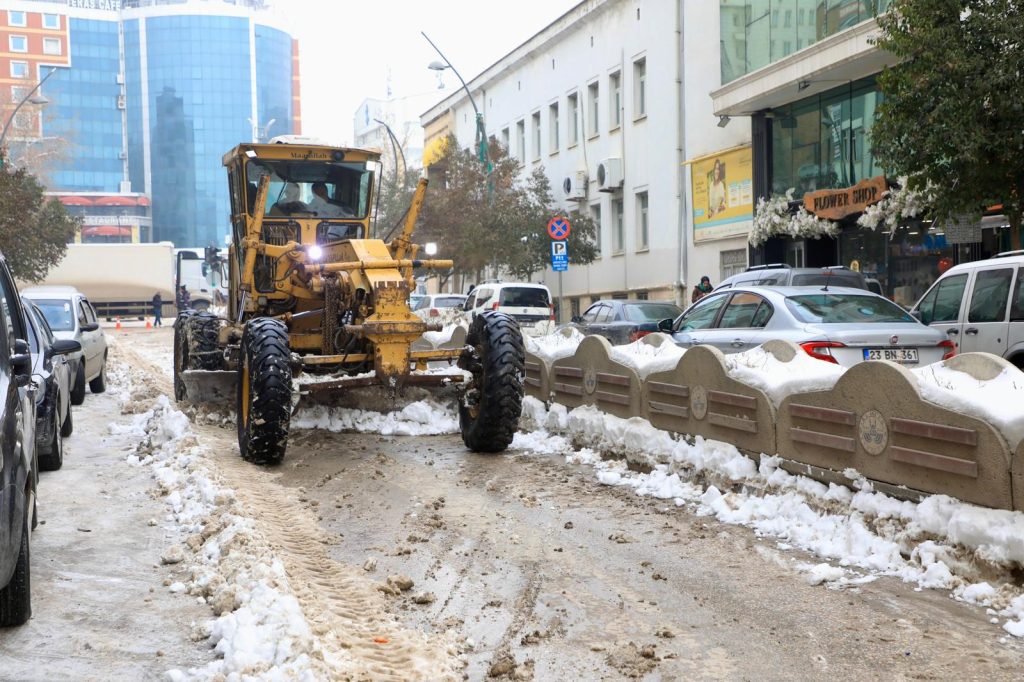 15 Temmuz Demokrasi Meydanı ve Cumhuriyet Meydanı’nda Kar Temizliği Yapıldı