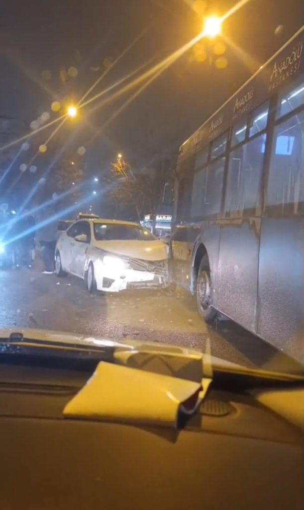 Elazığ Sürsürü Mahallesi’nde Belediye Otobüsü İle Otomobil Çarpıştı.