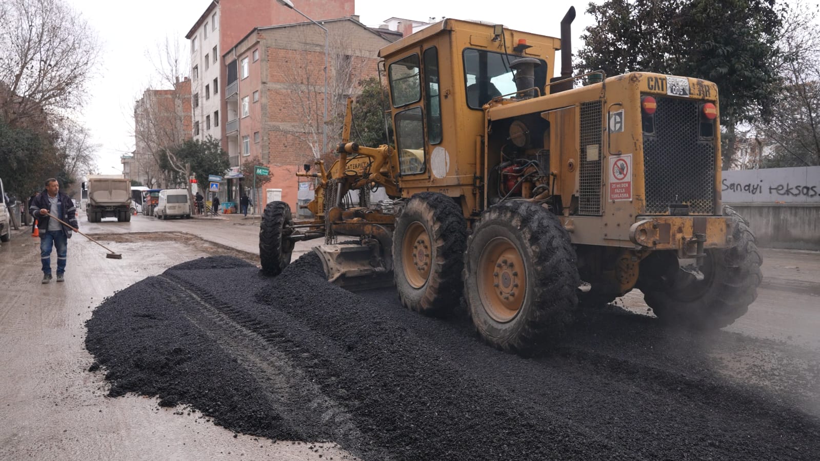 Elazığ Belediyesi,Kar Sonrası Cadde ve Sokaklarda Asfalt Yapma Çalışması Başlatıldı.